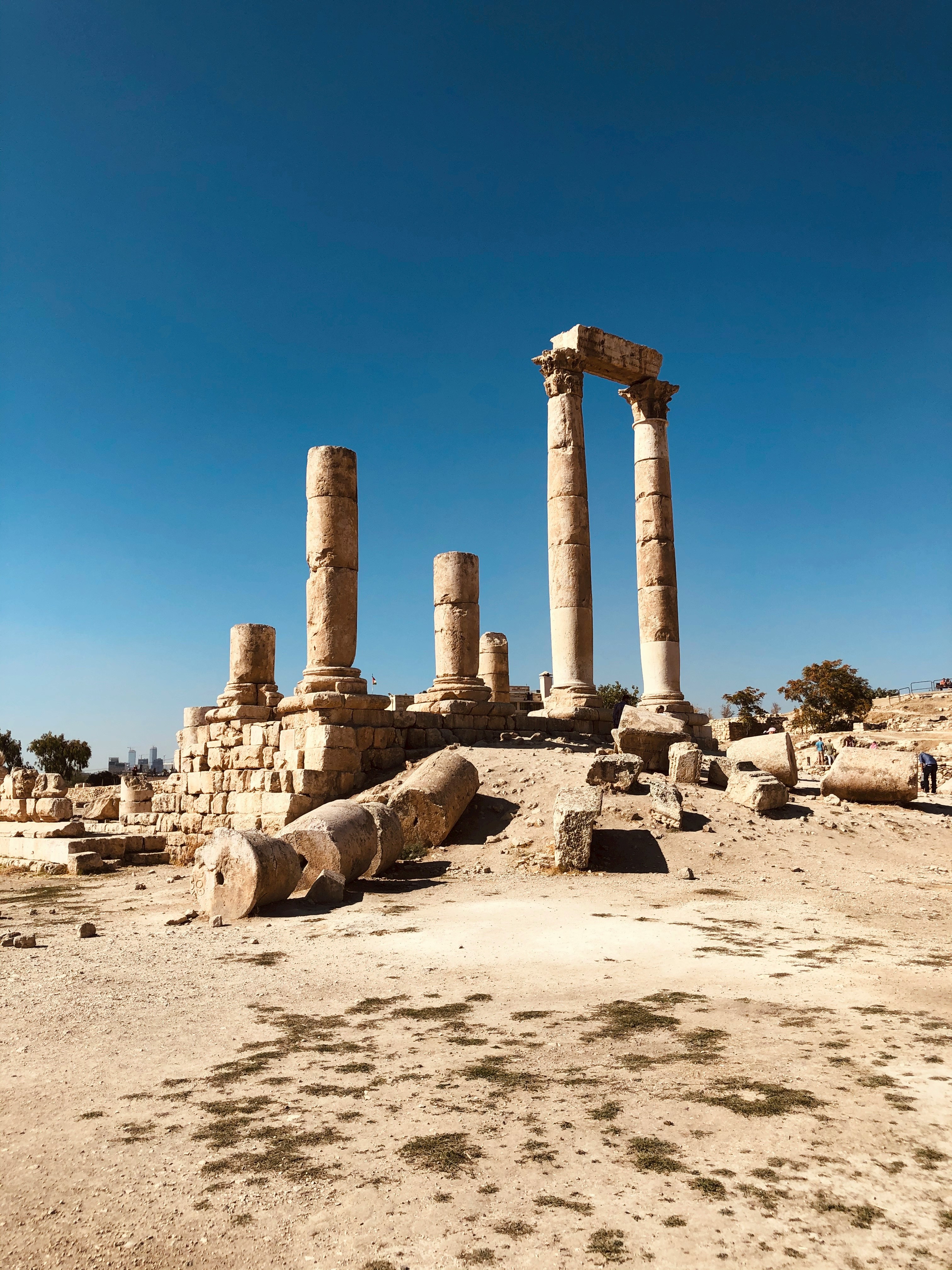 A ruined monument, metaphor for a crumbling giant company
